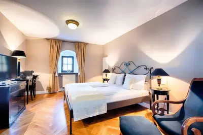 Ein Bett oder Betten in einem Zimmer der Unterkunft Hotel Schloss Lehen