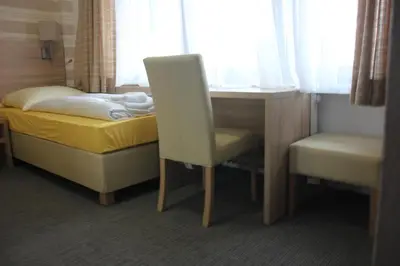 Ein Bett oder Betten in einem Zimmer der Unterkunft Airport-Hotel zum Taubengrund
