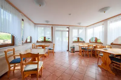 Ein Sitzbereich in der Unterkunft Hotel Landgasthof Oberschnorrhof