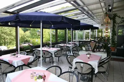Ein Restaurant oder anderes Speiselokal in der Unterkunft Hotel Ludwigstal