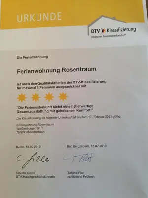 Ein Zertifikat, Auszeichnung, Logo oder anderes Dokument, das in der Unterkunft Ferienwohnung Rosentraum ausgestellt ist