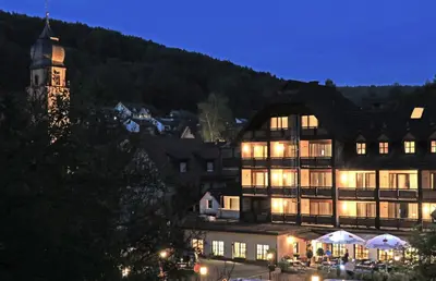 Ein allgemeiner Bergblick oder ein Berglick von des Gasthauses aus