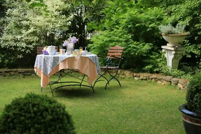 Ein Garten an der Unterkunft Hotel Weingewolbe