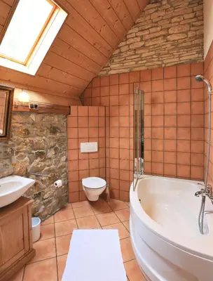 Ein Badezimmer in der Unterkunft Hotel Weingewolbe