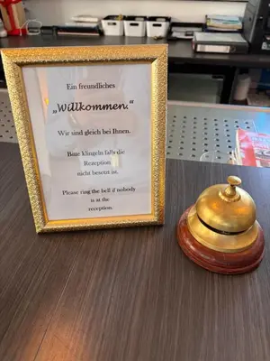 Ein Zertifikat, Auszeichnung, Logo oder anderes Dokument, das in der Unterkunft Hotel Schillerplatz ausgestellt ist