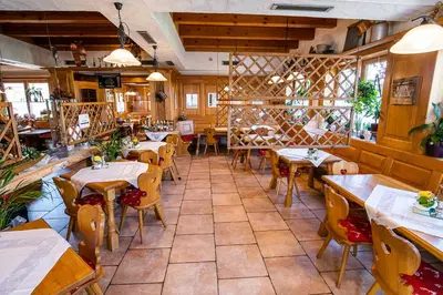 Ein Restaurant oder anderes Speiselokal in der Unterkunft Hotel-Hauensteiner-Hof