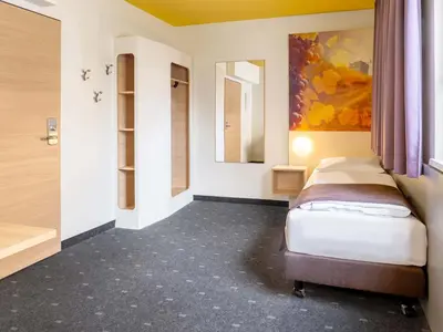 Ein Bett oder Betten in einem Zimmer der Unterkunft B&B Hotel Heilbronn