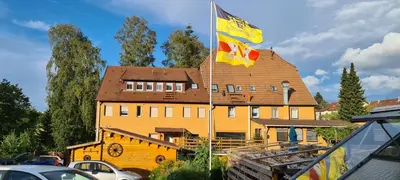 Das Gebäude in dem sich das Ferienhaus befindet