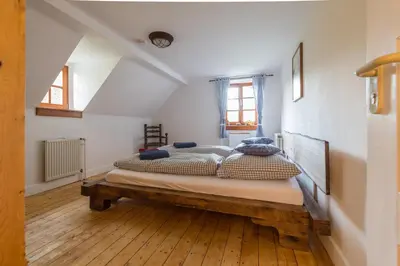 Ein Bett oder Betten in einem Zimmer der Unterkunft Schloß Auerbach Kleine Ferienwohnung