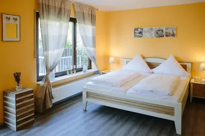 Ein Bett oder Betten in einem Zimmer der Unterkunft Gästehäuser Kappelmühle