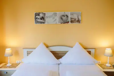 Ein Bett oder Betten in einem Zimmer der Unterkunft Gästehäuser Kappelmühle