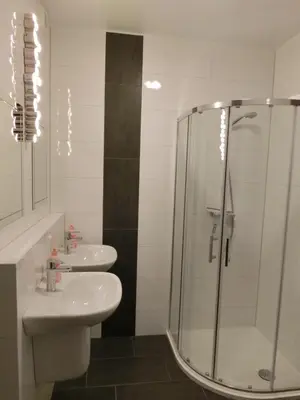 Ein Badezimmer in der Unterkunft Zimmer Enzjan