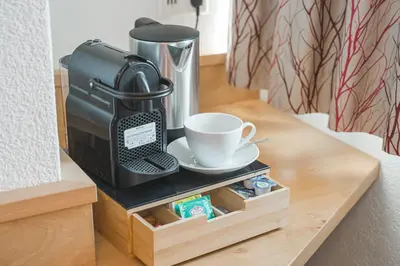 Kaffee-/Teezubehör in der Unterkunft Landhotel Schwarzer Adler - Self Check In