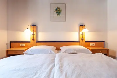 Ein Bett oder Betten in einem Zimmer der Unterkunft Gästezimmer im Weingut Wolf