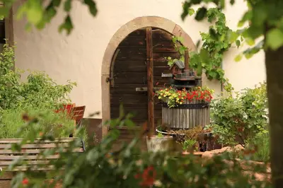 Ein Garten an der Unterkunft Landidyll Hotel Klostermühle