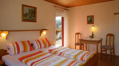 Ein Bett oder Betten in einem Zimmer der Unterkunft Gasthaus Trifelsblick