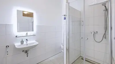 Ein Badezimmer in der Unterkunft Boutique-Hotel Kronenstuben - unschlagbare Zentrumsnähe direkt am Marstall & Marktplatz - Schloss in 3 Min - Frühstück - Langzeitmiete