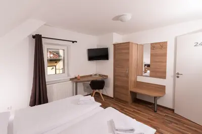 Ein Bett oder Betten in einem Zimmer der Unterkunft Boutique-Hotel Kronenstuben - unschlagbare Zentrumsnähe direkt am Marstall & Marktplatz - Schloss in 3 Min - Frühstück - Langzeitmiete