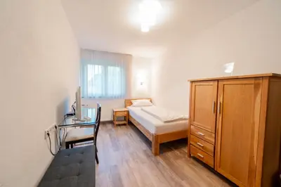Ein Bett oder Betten in einem Zimmer der Unterkunft Westend Hotel