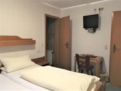 Ein Bett oder Betten in einem Zimmer der Unterkunft Gasthaus Löwen