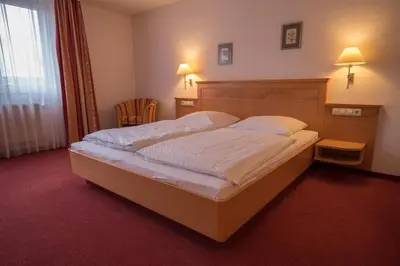 Ein Bett oder Betten in einem Zimmer der Unterkunft Winzergarten Hotel-Restaurant