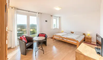 Ein Bett oder Betten in einem Zimmer der Unterkunft Gästehaus Weingut Glas