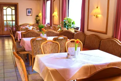 Ein Restaurant oder anderes Speiselokal in der Unterkunft Hotel Wiesengrund