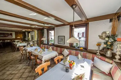 Ein Restaurant oder anderes Speiselokal in der Unterkunft Hotel Rössle