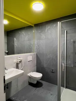 Ein Badezimmer in der Unterkunft City Hotel und City Apartments Centrum