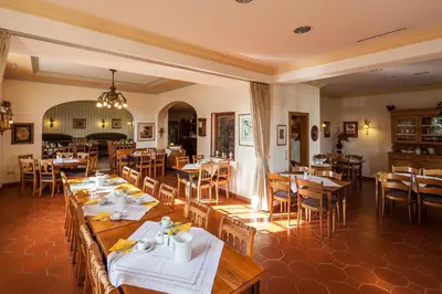 Ein Restaurant oder anderes Speiselokal in der Unterkunft Hotel Pfaffenhofen