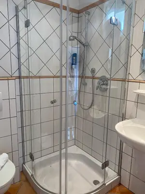Ein Badezimmer in der Unterkunft Pension Bergel