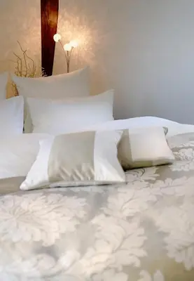 Ein Bett oder Betten in einem Zimmer der Unterkunft Schlosshotel Bergzaberner Hof