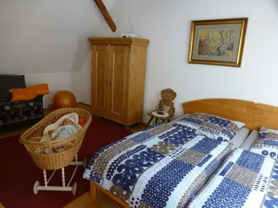 Ein Bett oder Betten in einem Zimmer der Unterkunft Feriengaleriewohnung Im Denkmal Stilvoll-Komfortabel Baubiologisch