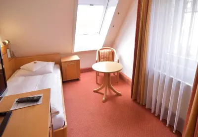 Ein Bett oder Betten in einem Zimmer der Unterkunft Hotel - Restaurant Hirsch