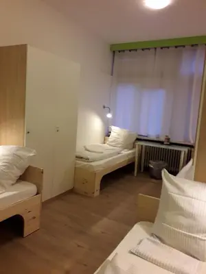 Ein Bett oder Betten in einem Zimmer der Unterkunft Hostel Gästehaus Kaiserpassage- Ihr Cityhostel