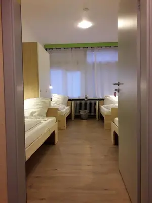 Ein Bett oder Betten in einem Zimmer der Unterkunft Hostel Gästehaus Kaiserpassage- Ihr Cityhostel