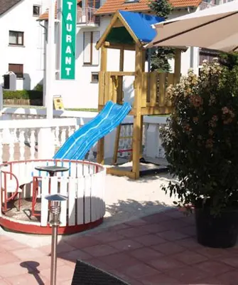 Der Swimmingpool an oder in der Nähe von Hotel zum Ochsen