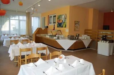 Ein Restaurant oder anderes Speiselokal in der Unterkunft Hotel Karlshof
