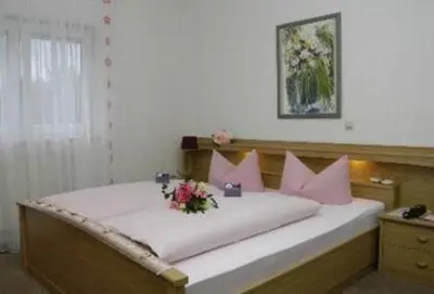 Ein Bett oder Betten in einem Zimmer der Unterkunft Hotel Karlshof