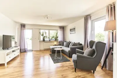 TV/Unterhaltungsangebot in der Unterkunft City Apartment Hasenheide - Wohnung mit 3 Schlafzimmern und Balkon mit Landschaftsblick