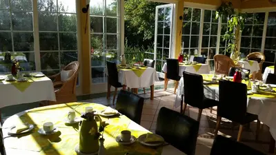 Ein Restaurant oder anderes Speiselokal in der Unterkunft Hotel Villa Magnolia