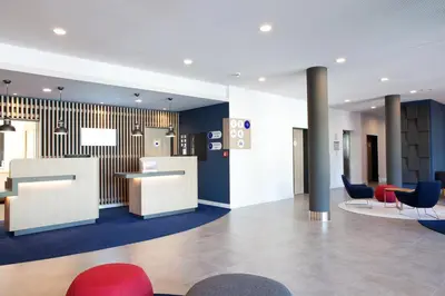 Ein Sitzbereich in der Unterkunft Holiday Inn Express Frankfurt Airport - Raunheim by IHG