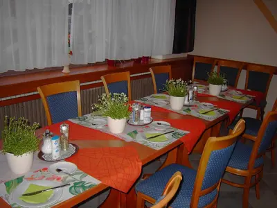 Ein Restaurant oder anderes Speiselokal in der Unterkunft Hessisches Haus