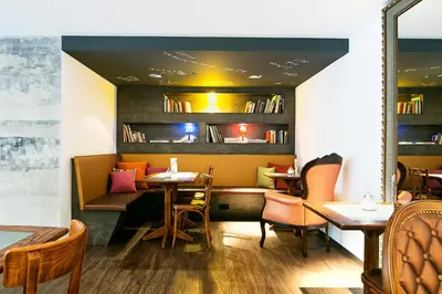 Ein Sitzbereich in der Unterkunft Bergheim 41 Hotel im Alten Hallenbad