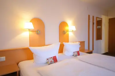 Ein Bett oder Betten in einem Zimmer der Unterkunft Hotel Zum Prinzen Sinsheim