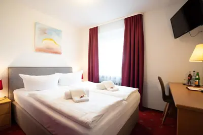 Ein Bett oder Betten in einem Zimmer der Unterkunft Hotel Zum Prinzen Sinsheim