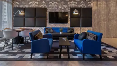 Ein Sitzbereich in der Unterkunft Holiday Inn - the niu, Square Mannheim by IHG