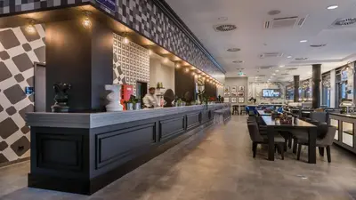 Ein Restaurant oder anderes Speiselokal in der Unterkunft Holiday Inn - the niu, Square Mannheim by IHG