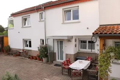 Das Gebäude in dem sich das Ferienhaus befindet