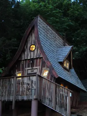 Das Gebäude in dem sich die Lodge befindet